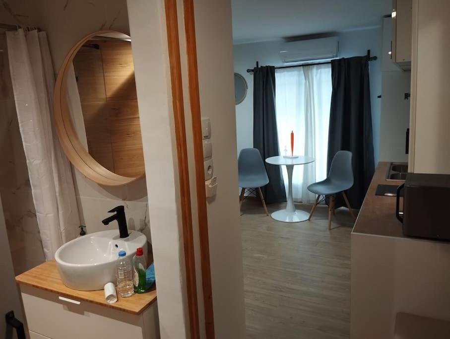 Nektar Cosy Apartment In City Centre アテネ エクステリア 写真